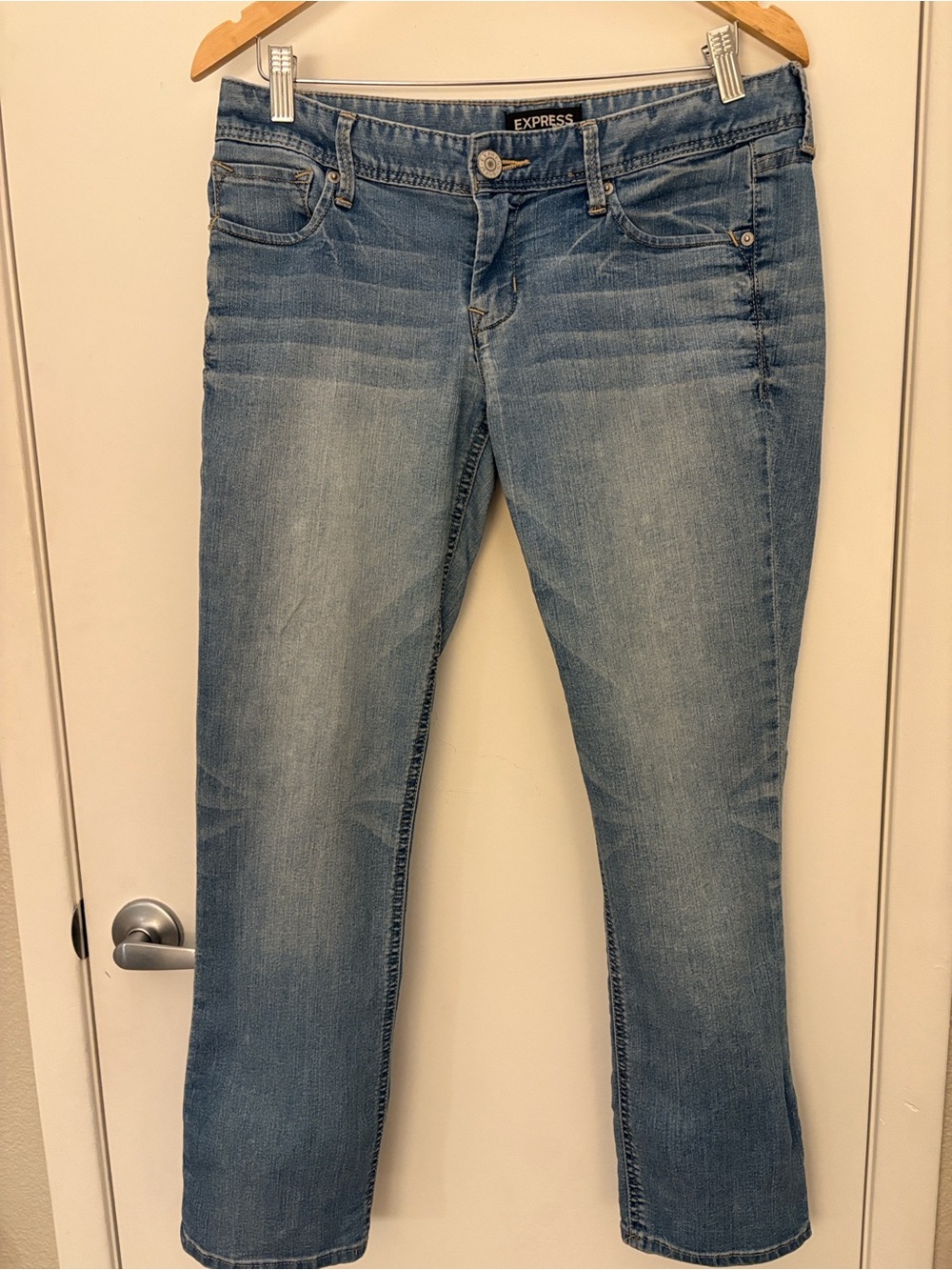 Express Women’s Light Distressed Skinny Stella Regular Fit Low Rise Jeans SZ 8